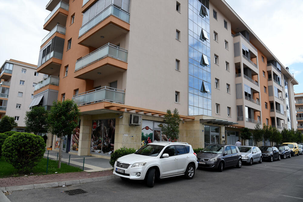 Ministar Pavle Radulović kazao je da uživa u jednom djelu City kvarta koji ima zelenu površinu. "Nije velika, ali je ima. Između dva restorana...", kazao je ministar.Fotoreporter "Vijesti" obišao je Citi kvart kako bi se čitaoci uvjerili koliko je taj dio grada obilat zelenim oazama.