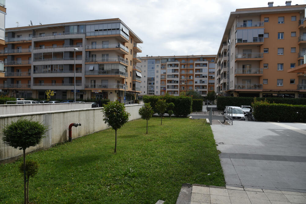 Ministar Pavle Radulović kazao je da uživa u jednom djelu City kvarta koji ima zelenu površinu. "Nije velika, ali je ima. Između dva restorana...", kazao je ministar.Fotoreporter "Vijesti" obišao je Citi kvart kako bi se čitaoci uvjerili koliko je taj dio grada obilat zelenim oazama.