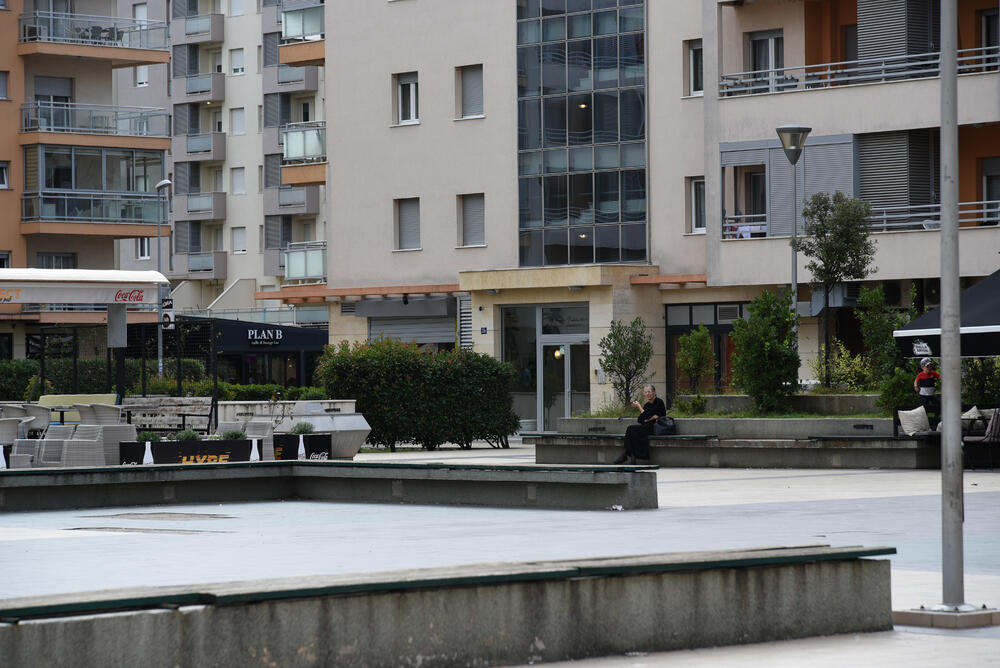 Ministar Pavle Radulović kazao je da uživa u jednom djelu City kvarta koji ima zelenu površinu. "Nije velika, ali je ima. Između dva restorana...", kazao je ministar.Fotoreporter "Vijesti" obišao je Citi kvart kako bi se čitaoci uvjerili koliko je taj dio grada obilat zelenim oazama.