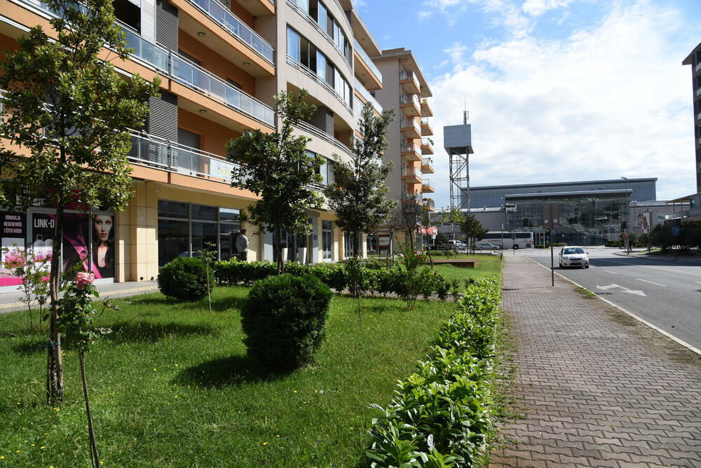 Ministar Pavle Radulović kazao je da uživa u jednom djelu City kvarta koji ima zelenu površinu. "Nije velika, ali je ima. Između dva restorana...", kazao je ministar.Fotoreporter "Vijesti" obišao je Citi kvart kako bi se čitaoci uvjerili koliko je taj dio grada obilat zelenim oazama.