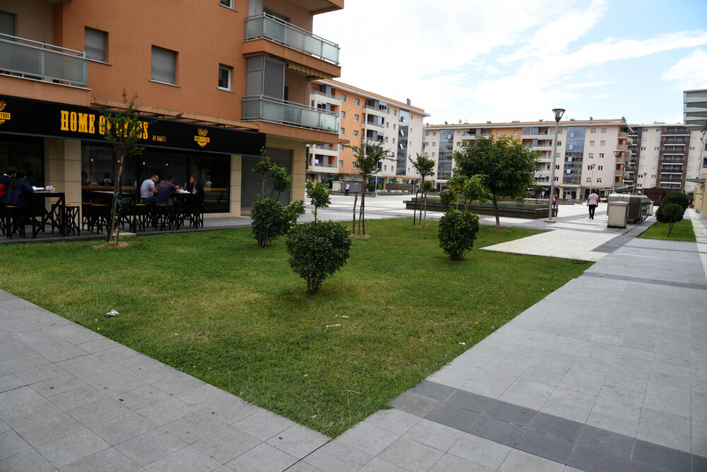 Ministar Pavle Radulović kazao je da uživa u jednom djelu City kvarta koji ima zelenu površinu. "Nije velika, ali je ima. Između dva restorana...", kazao je ministar.Fotoreporter "Vijesti" obišao je Citi kvart kako bi se čitaoci uvjerili koliko je taj dio grada obilat zelenim oazama.