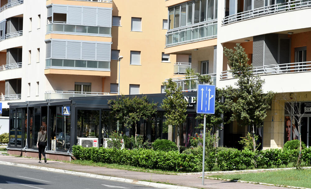 Ministar Pavle Radulović kazao je da uživa u jednom djelu City kvarta koji ima zelenu površinu. "Nije velika, ali je ima. Između dva restorana...", kazao je ministar.Fotoreporter "Vijesti" obišao je Citi kvart kako bi se čitaoci uvjerili koliko je taj dio grada obilat zelenim oazama.