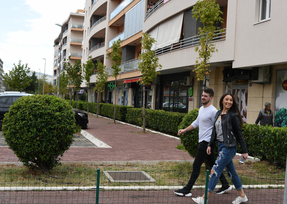 Ministar Pavle Radulović kazao je da uživa u jednom djelu City kvarta koji ima zelenu površinu. "Nije velika, ali je ima. Između dva restorana...", kazao je ministar.Fotoreporter "Vijesti" obišao je Citi kvart kako bi se čitaoci uvjerili koliko je taj dio grada obilat zelenim oazama.