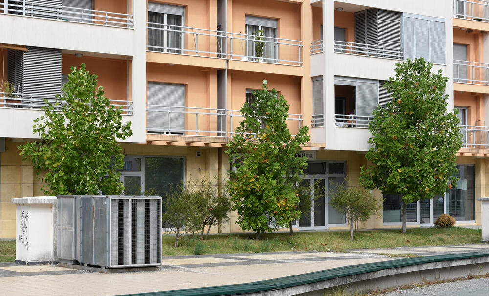 Ministar Pavle Radulović kazao je da uživa u jednom djelu City kvarta koji ima zelenu površinu. "Nije velika, ali je ima. Između dva restorana...", kazao je ministar.Fotoreporter "Vijesti" obišao je Citi kvart kako bi se čitaoci uvjerili koliko je taj dio grada obilat zelenim oazama.