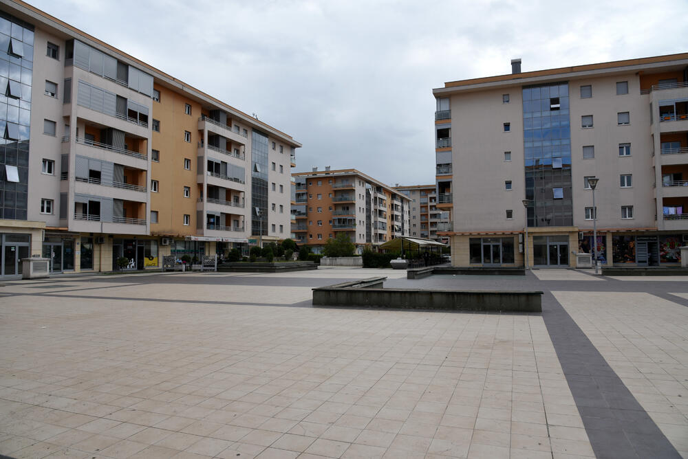 Ministar Pavle Radulović kazao je da uživa u jednom djelu City kvarta koji ima zelenu površinu. "Nije velika, ali je ima. Između dva restorana...", kazao je ministar.Fotoreporter "Vijesti" obišao je Citi kvart kako bi se čitaoci uvjerili koliko je taj dio grada obilat zelenim oazama.