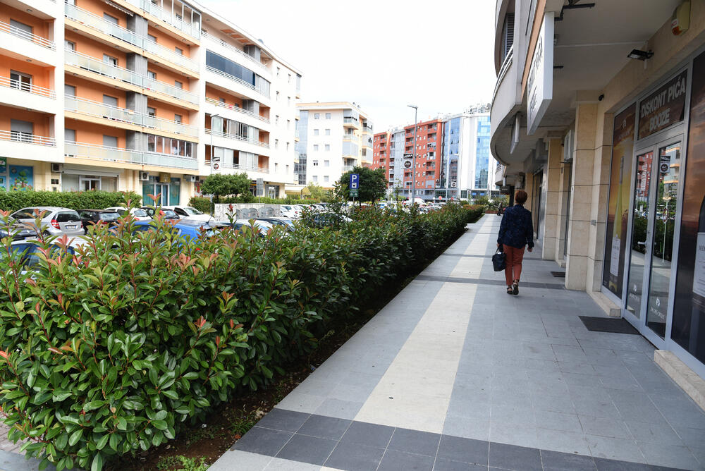 Ministar Pavle Radulović kazao je da uživa u jednom djelu City kvarta koji ima zelenu površinu. "Nije velika, ali je ima. Između dva restorana...", kazao je ministar.Fotoreporter "Vijesti" obišao je Citi kvart kako bi se čitaoci uvjerili koliko je taj dio grada obilat zelenim oazama.