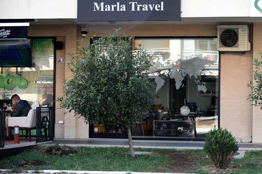 Ministar Pavle Radulović kazao je da uživa u jednom djelu City kvarta koji ima zelenu površinu. "Nije velika, ali je ima. Između dva restorana...", kazao je ministar.Fotoreporter "Vijesti" obišao je Citi kvart kako bi se čitaoci uvjerili koliko je taj dio grada obilat zelenim oazama.