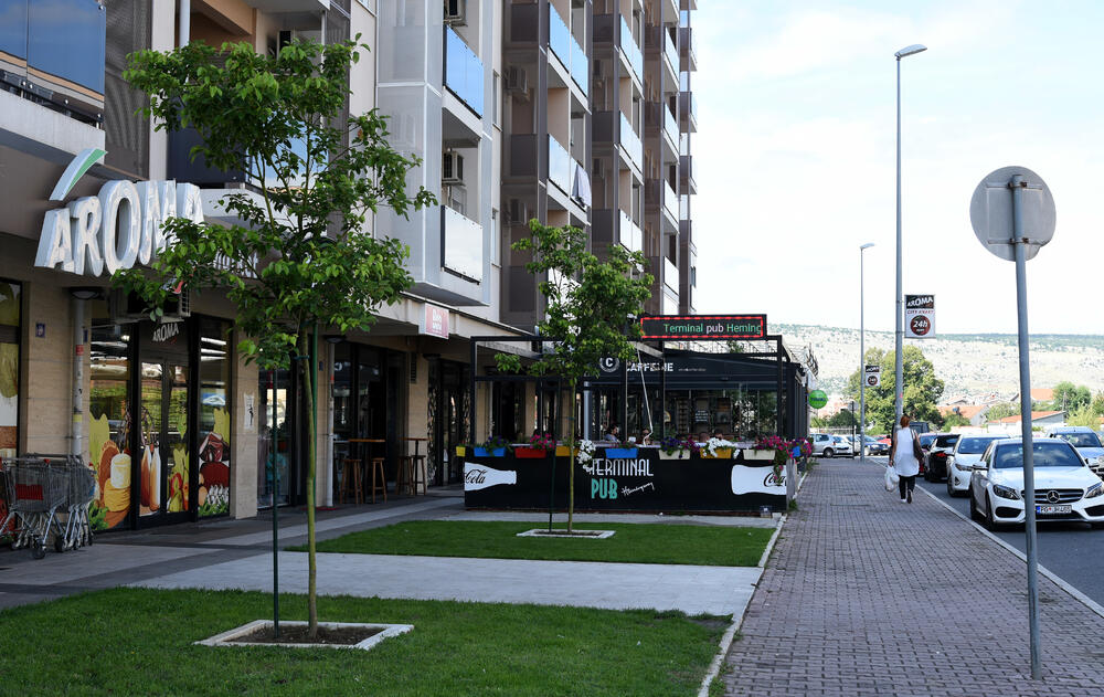 Ministar Pavle Radulović kazao je da uživa u jednom djelu City kvarta koji ima zelenu površinu. "Nije velika, ali je ima. Između dva restorana...", kazao je ministar.Fotoreporter "Vijesti" obišao je Citi kvart kako bi se čitaoci uvjerili koliko je taj dio grada obilat zelenim oazama.