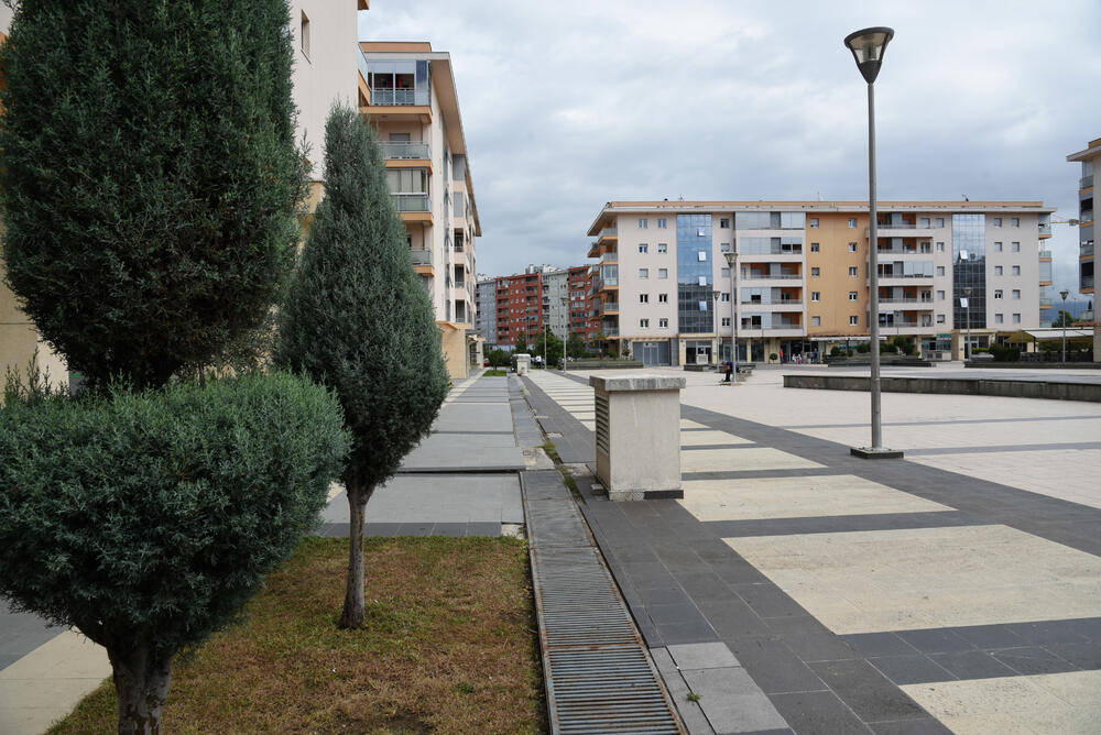 Ministar Pavle Radulović kazao je da uživa u jednom djelu City kvarta koji ima zelenu površinu. "Nije velika, ali je ima. Između dva restorana...", kazao je ministar.Fotoreporter "Vijesti" obišao je Citi kvart kako bi se čitaoci uvjerili koliko je taj dio grada obilat zelenim oazama.