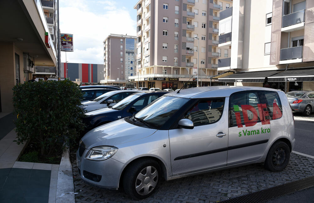 Ministar Pavle Radulović kazao je da uživa u jednom djelu City kvarta koji ima zelenu površinu. "Nije velika, ali je ima. Između dva restorana...", kazao je ministar.Fotoreporter "Vijesti" obišao je Citi kvart kako bi se čitaoci uvjerili koliko je taj dio grada obilat zelenim oazama.