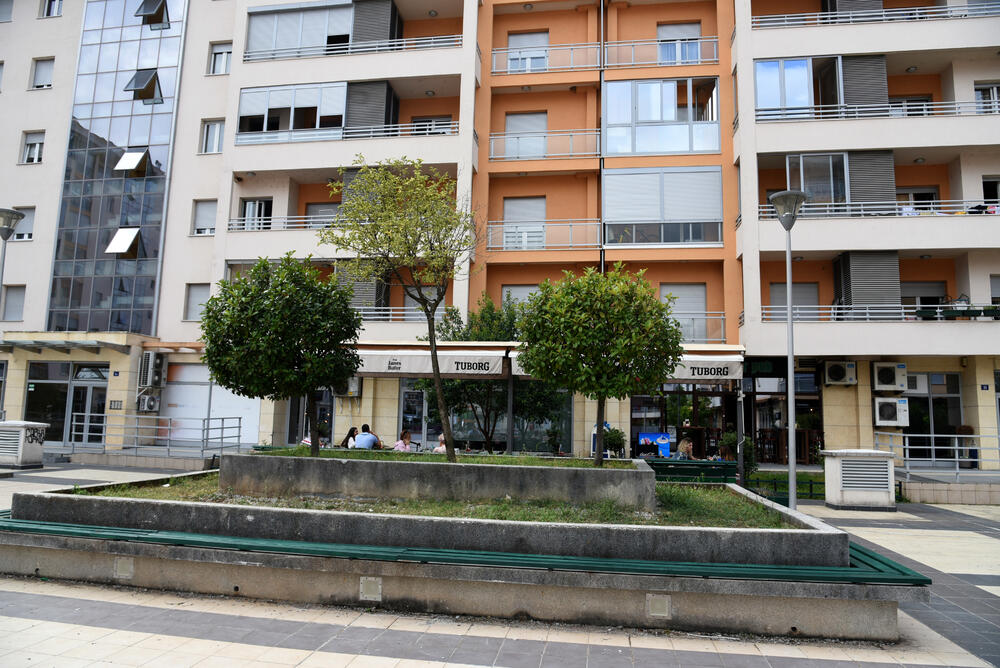 Ministar Pavle Radulović kazao je da uživa u jednom djelu City kvarta koji ima zelenu površinu. "Nije velika, ali je ima. Između dva restorana...", kazao je ministar.Fotoreporter "Vijesti" obišao je Citi kvart kako bi se čitaoci uvjerili koliko je taj dio grada obilat zelenim oazama.