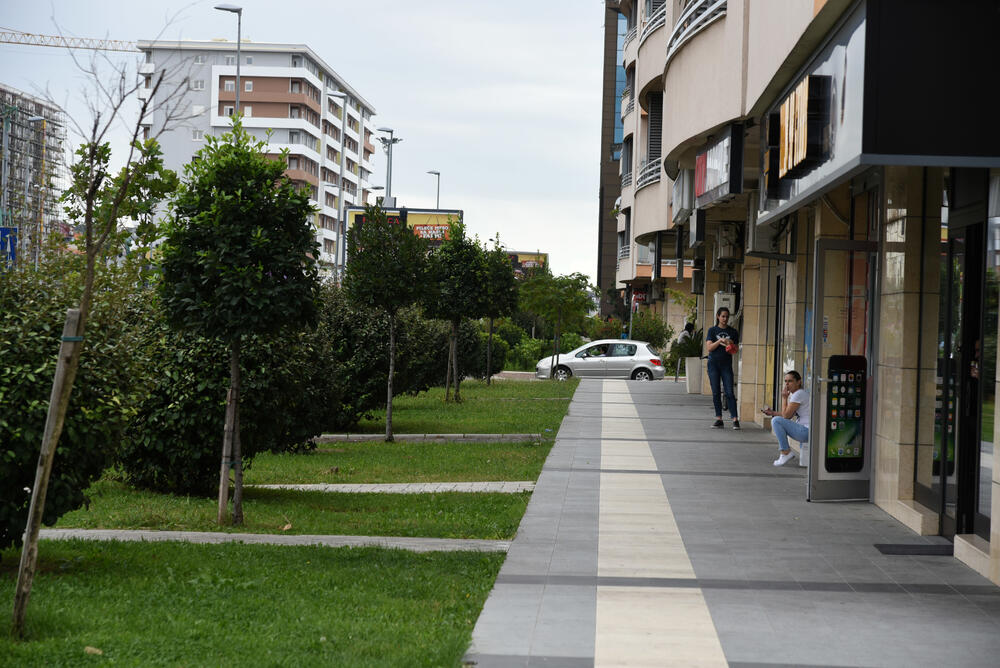 Ministar Pavle Radulović kazao je da uživa u jednom djelu City kvarta koji ima zelenu površinu. "Nije velika, ali je ima. Između dva restorana...", kazao je ministar.Fotoreporter "Vijesti" obišao je Citi kvart kako bi se čitaoci uvjerili koliko je taj dio grada obilat zelenim oazama.