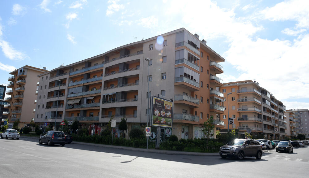 Ministar Pavle Radulović kazao je da uživa u jednom djelu City kvarta koji ima zelenu površinu. "Nije velika, ali je ima. Između dva restorana...", kazao je ministar.Fotoreporter "Vijesti" obišao je Citi kvart kako bi se čitaoci uvjerili koliko je taj dio grada obilat zelenim oazama.