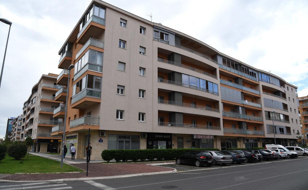 Ministar Pavle Radulović kazao je da uživa u jednom djelu City kvarta koji ima zelenu površinu. "Nije velika, ali je ima. Između dva restorana...", kazao je ministar.Fotoreporter "Vijesti" obišao je Citi kvart kako bi se čitaoci uvjerili koliko je taj dio grada obilat zelenim oazama.