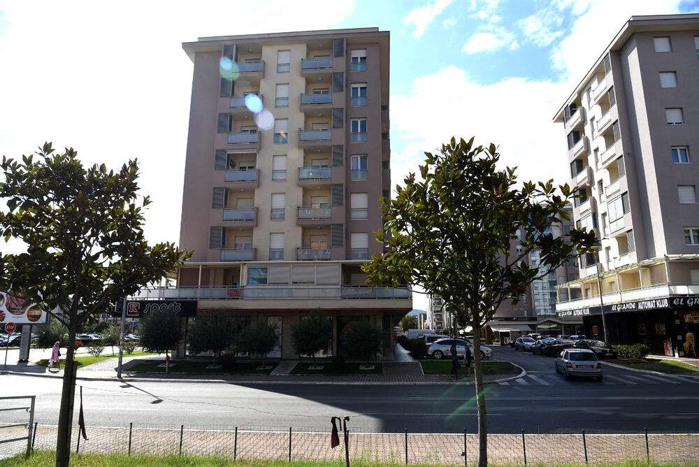 Ministar Pavle Radulović kazao je da uživa u jednom djelu City kvarta koji ima zelenu površinu. "Nije velika, ali je ima. Između dva restorana...", kazao je ministar.Fotoreporter "Vijesti" obišao je Citi kvart kako bi se čitaoci uvjerili koliko je taj dio grada obilat zelenim oazama.