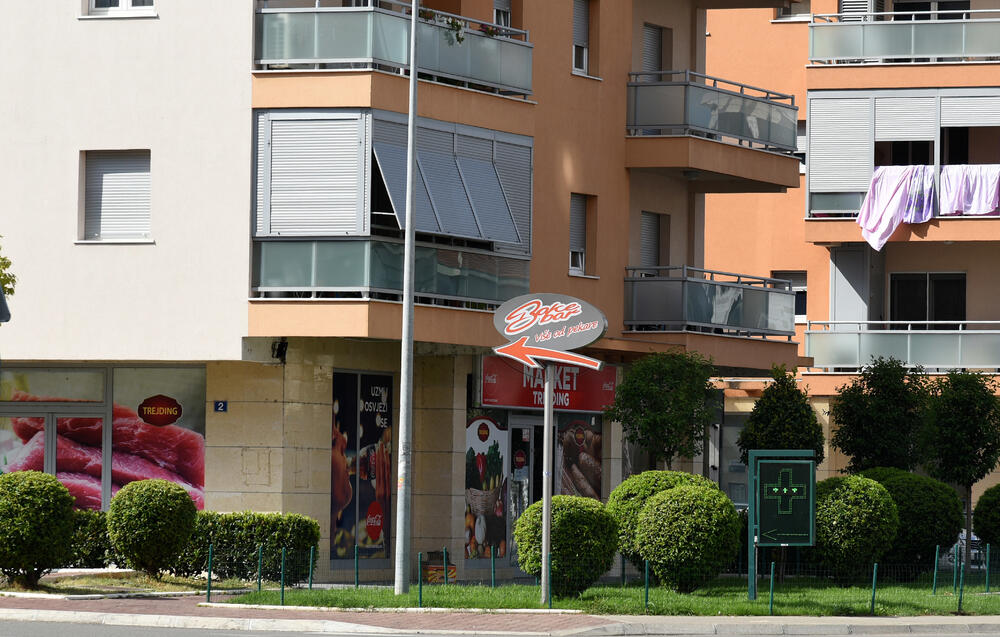 Ministar Pavle Radulović kazao je da uživa u jednom djelu City kvarta koji ima zelenu površinu. "Nije velika, ali je ima. Između dva restorana...", kazao je ministar.Fotoreporter "Vijesti" obišao je Citi kvart kako bi se čitaoci uvjerili koliko je taj dio grada obilat zelenim oazama.