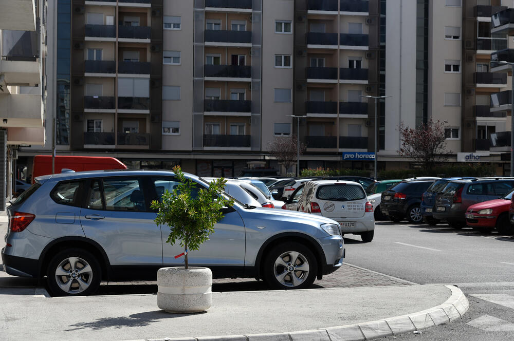 Ministar Pavle Radulović kazao je da uživa u jednom djelu City kvarta koji ima zelenu površinu. "Nije velika, ali je ima. Između dva restorana...", kazao je ministar.Fotoreporter "Vijesti" obišao je Citi kvart kako bi se čitaoci uvjerili koliko je taj dio grada obilat zelenim oazama.