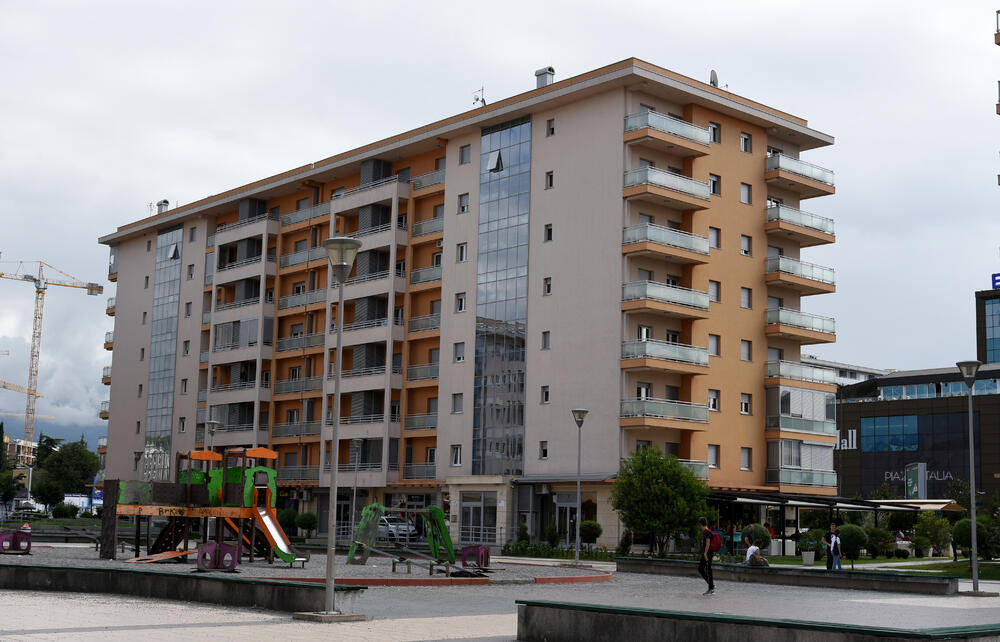 Ministar Pavle Radulović kazao je da uživa u jednom djelu City kvarta koji ima zelenu površinu. "Nije velika, ali je ima. Između dva restorana...", kazao je ministar.Fotoreporter "Vijesti" obišao je Citi kvart kako bi se čitaoci uvjerili koliko je taj dio grada obilat zelenim oazama.