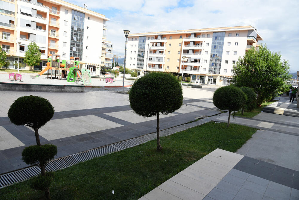 Ministar Pavle Radulović kazao je da uživa u jednom djelu City kvarta koji ima zelenu površinu. "Nije velika, ali je ima. Između dva restorana...", kazao je ministar.Fotoreporter "Vijesti" obišao je Citi kvart kako bi se čitaoci uvjerili koliko je taj dio grada obilat zelenim oazama.