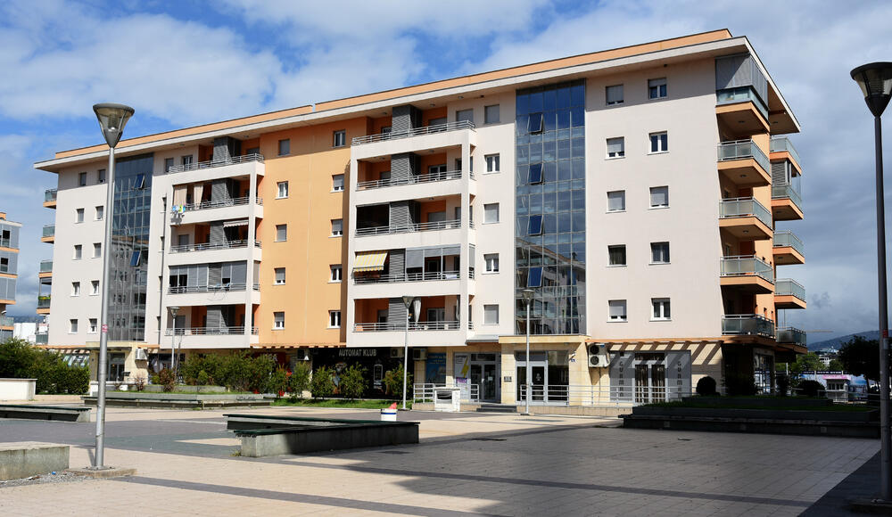 Ministar Pavle Radulović kazao je da uživa u jednom djelu City kvarta koji ima zelenu površinu. "Nije velika, ali je ima. Između dva restorana...", kazao je ministar.Fotoreporter "Vijesti" obišao je Citi kvart kako bi se čitaoci uvjerili koliko je taj dio grada obilat zelenim oazama.