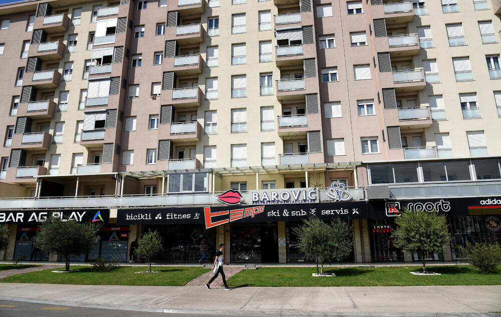 Ministar Pavle Radulović kazao je da uživa u jednom djelu City kvarta koji ima zelenu površinu. "Nije velika, ali je ima. Između dva restorana...", kazao je ministar.Fotoreporter "Vijesti" obišao je Citi kvart kako bi se čitaoci uvjerili koliko je taj dio grada obilat zelenim oazama.