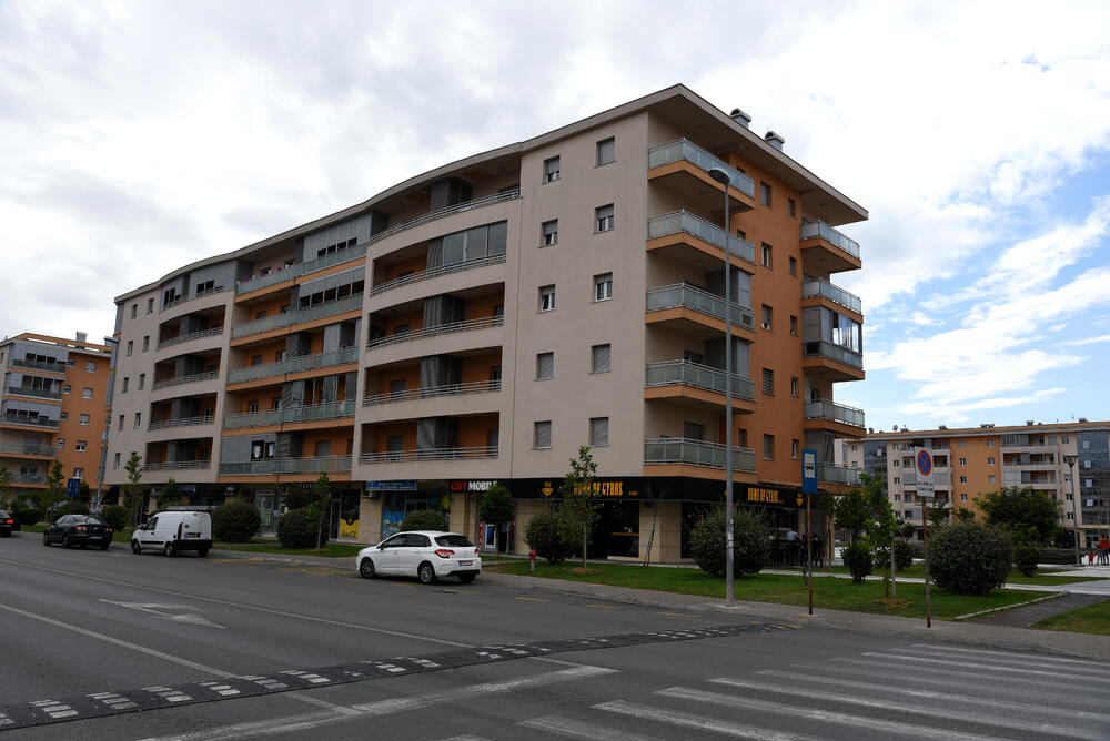 Ministar Pavle Radulović kazao je da uživa u jednom djelu City kvarta koji ima zelenu površinu. "Nije velika, ali je ima. Između dva restorana...", kazao je ministar.Fotoreporter "Vijesti" obišao je Citi kvart kako bi se čitaoci uvjerili koliko je taj dio grada obilat zelenim oazama.