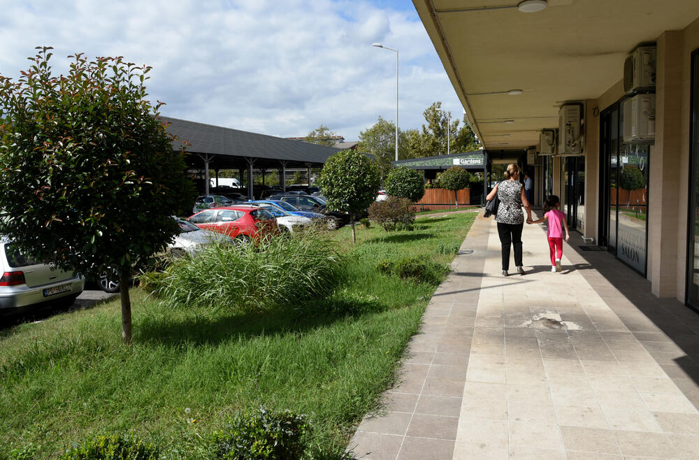 Ministar Pavle Radulović kazao je da uživa u jednom djelu City kvarta koji ima zelenu površinu. "Nije velika, ali je ima. Između dva restorana...", kazao je ministar.Fotoreporter "Vijesti" obišao je Citi kvart kako bi se čitaoci uvjerili koliko je taj dio grada obilat zelenim oazama.