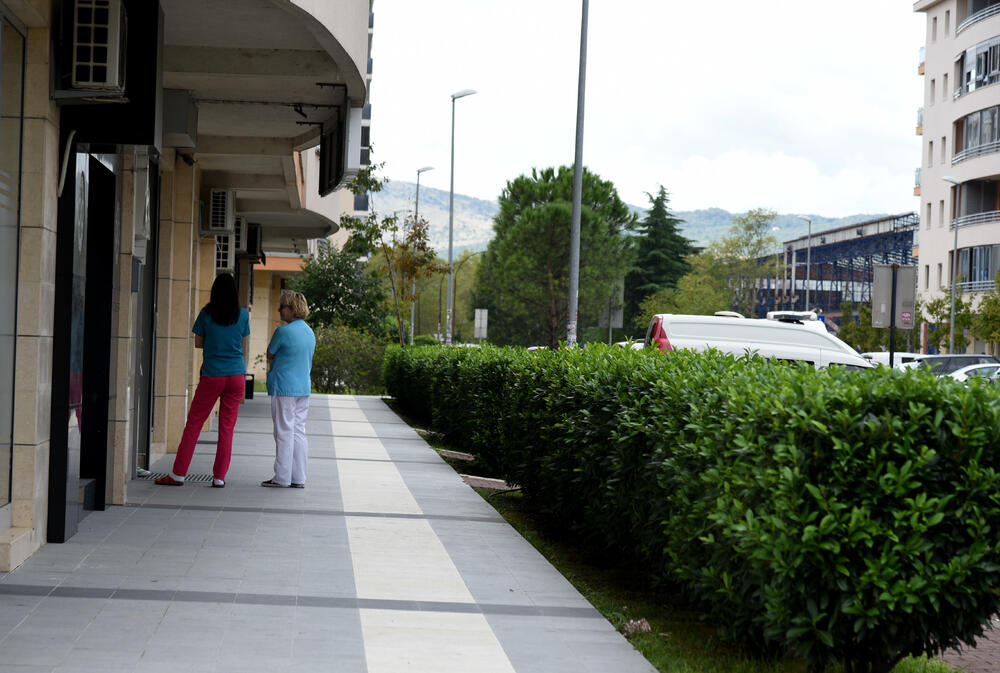 Ministar Pavle Radulović kazao je da uživa u jednom djelu City kvarta koji ima zelenu površinu. "Nije velika, ali je ima. Između dva restorana...", kazao je ministar.Fotoreporter "Vijesti" obišao je Citi kvart kako bi se čitaoci uvjerili koliko je taj dio grada obilat zelenim oazama.