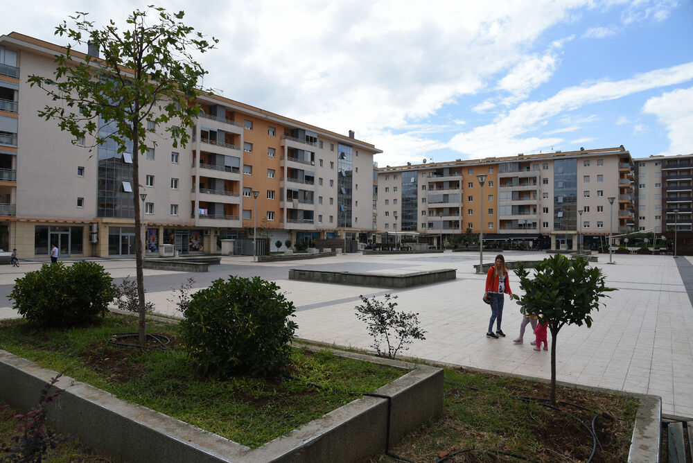 Ministar Pavle Radulović kazao je da uživa u jednom djelu City kvarta koji ima zelenu površinu. "Nije velika, ali je ima. Između dva restorana...", kazao je ministar.Fotoreporter "Vijesti" obišao je Citi kvart kako bi se čitaoci uvjerili koliko je taj dio grada obilat zelenim oazama.