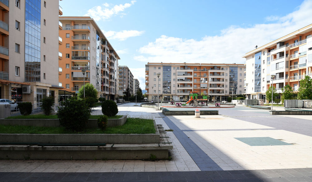 Ministar Pavle Radulović kazao je da uživa u jednom djelu City kvarta koji ima zelenu površinu. "Nije velika, ali je ima. Između dva restorana...", kazao je ministar.Fotoreporter "Vijesti" obišao je Citi kvart kako bi se čitaoci uvjerili koliko je taj dio grada obilat zelenim oazama.