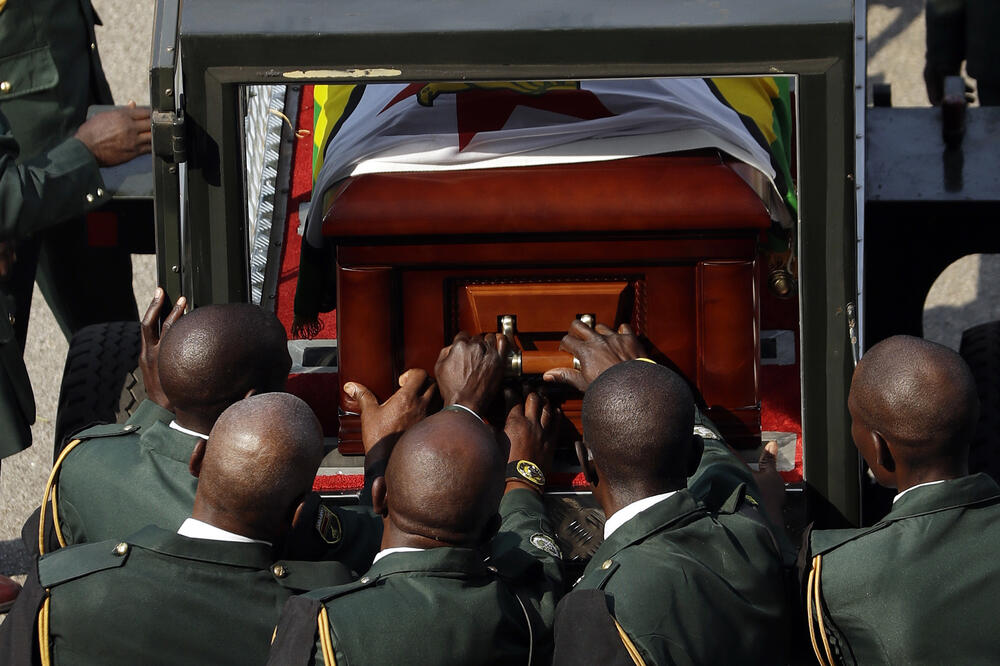 Kovčeg za Mugabeovim tijelom, Foto: Beta/AP