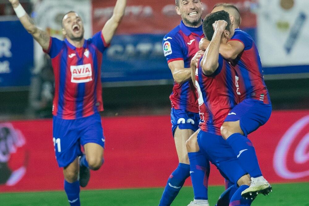 Slavlje fudbalera Eibara nakon preokreta, Foto: Twitter.com/SDEibar