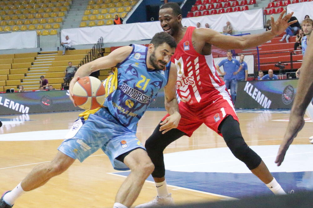 Junak: Marko Jagodić-Kuridža u duelu sa Derikom Braunom, Foto: Aba-liga.com