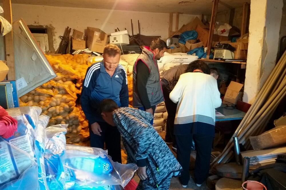 Paketi sa prehrambenim i higijenskim artiklima, Foto: Svetlana Mandić