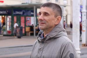 Ima nešto uznemirujuće u zamrznutom osmijehu