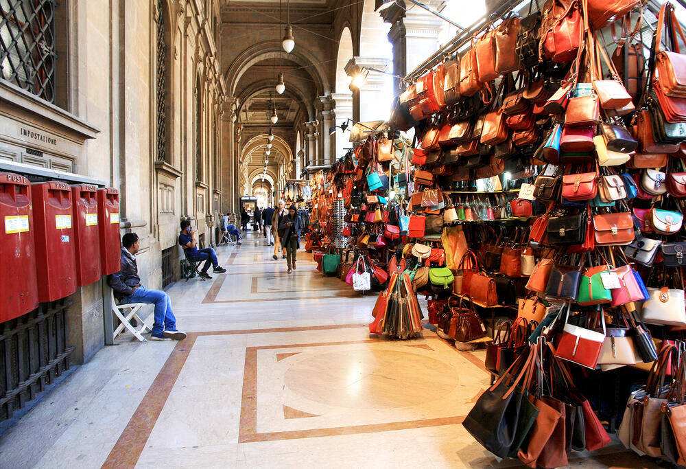 Svake godine čitaoci magazina Travel + Leisure glasaju za najbolje hotele, brodove, ostrva i još mnogo toga na osnovu svog iskustva. Koncept najboljih gradova za kupovinu podrazumijeva idealno kombinovanje velikih robnih kuća i brendiranih butika koji su pogodni za ljude različitih nivoa prihoda.