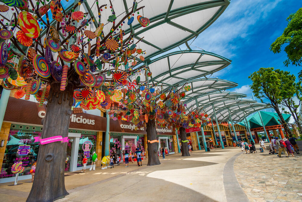 Svake godine čitaoci magazina Travel + Leisure glasaju za najbolje hotele, brodove, ostrva i još mnogo toga na osnovu svog iskustva. Koncept najboljih gradova za kupovinu podrazumijeva idealno kombinovanje velikih robnih kuća i brendiranih butika koji su pogodni za ljude različitih nivoa prihoda.