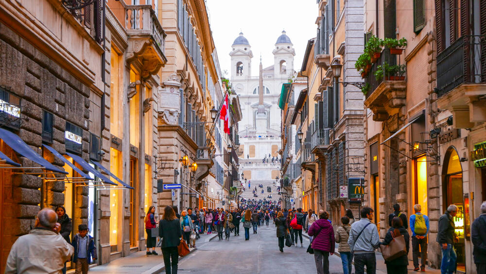 Svake godine čitaoci magazina Travel + Leisure glasaju za najbolje hotele, brodove, ostrva i još mnogo toga na osnovu svog iskustva. Koncept najboljih gradova za kupovinu podrazumijeva idealno kombinovanje velikih robnih kuća i brendiranih butika koji su pogodni za ljude različitih nivoa prihoda.