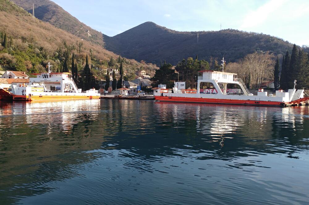 Trajekti u pristaništu Lepetane, Foto: Privatna arhiva