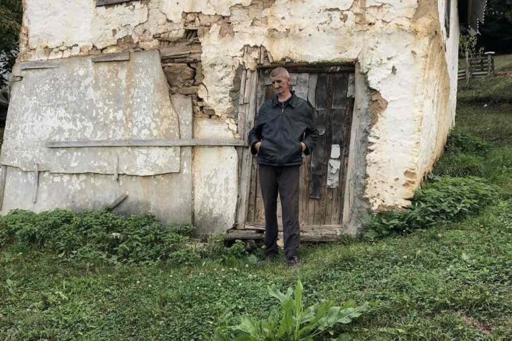 Grubović ispred kuće kojoj prijeti urušavanje, Foto: Jadranka Ćetković