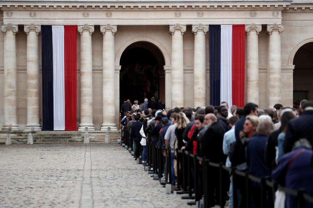 Građani odaju poštu Širaku, Foto: Reuters