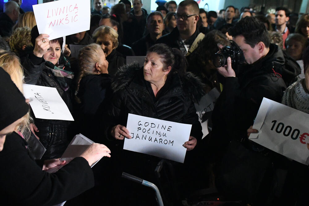 Sa prvog protesta ispred VDT-a 2. februara, Foto: Savo Prelević