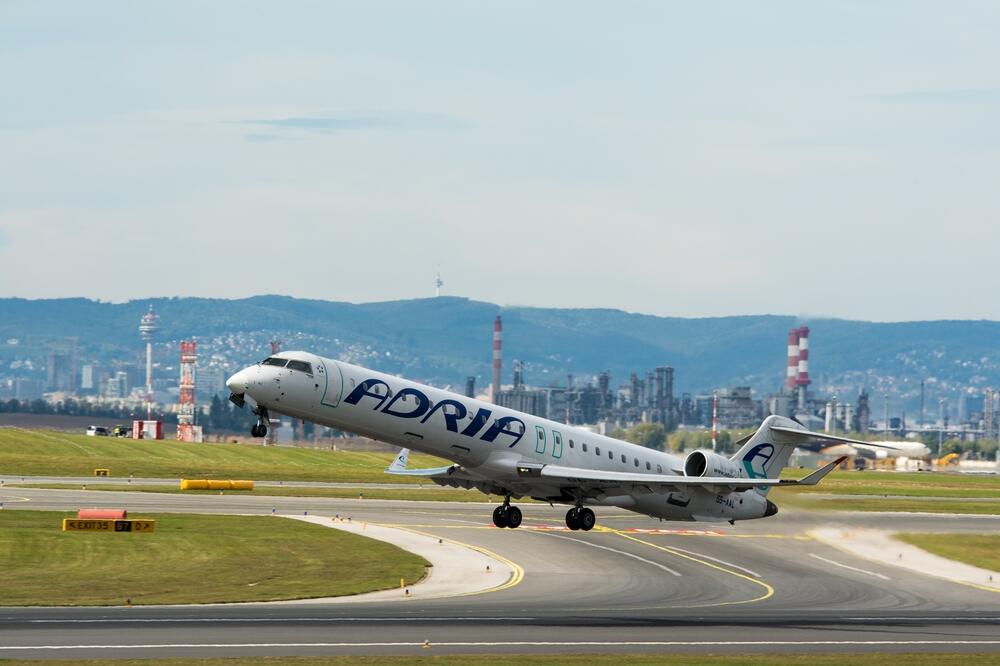 Avion kompanije Adria Airways, Foto: Shutterstock