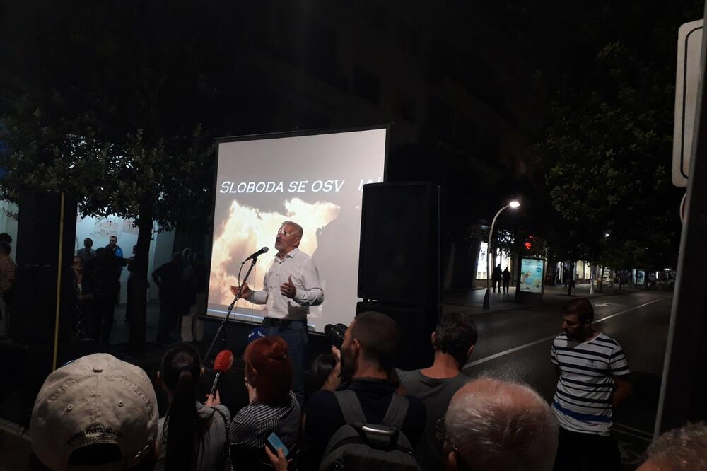 Perović govori na protestu, Foto: Darvin Murić