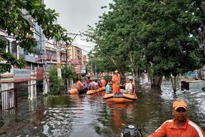 U poplavama u Indiji 140 mrtvih