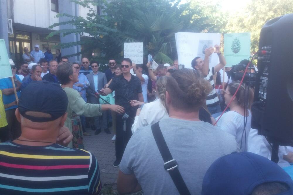 Sa protesta ispred zgrade Opštine, Foto: Samir Adrović