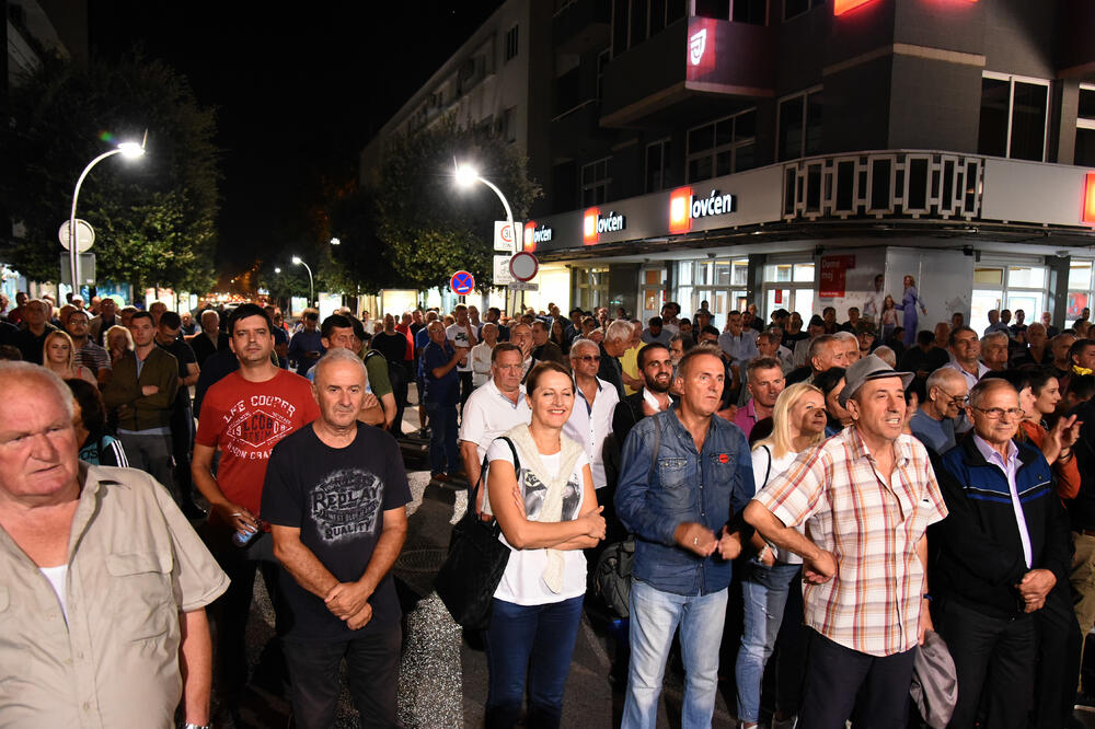 Sa sinoćnjeg protesta, Foto: Boris Pejović