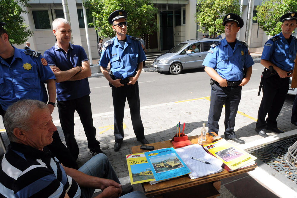Od starog sjaja i proizvodnje 700 mašina godišnje, ostale samo brošure: Sa jedne od ranijih godišnjica fabrike, Foto: Savo Prelević