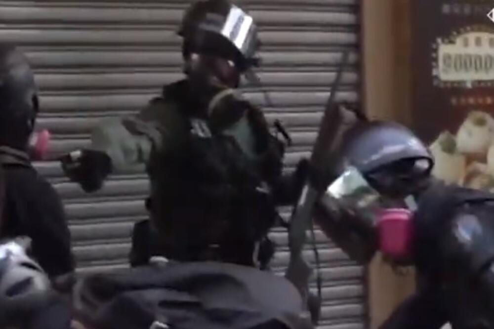 Trenutak kada policajac puca na demonstranta, Foto: Screenshot/Youtube