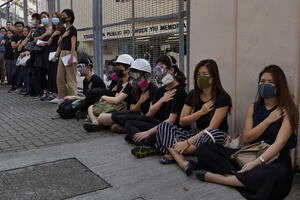 Protest u Hongkongu ispred škole ranjenog demonstranta: "Nema...